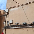 Cableado colocado en la fachada de una vivienda