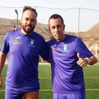 Antonio Jesús 'El Pesca' con un compañero cuando jugaba en el Níjar.