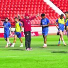 Pepe Mel lo ha intentado por todos los medios pero no ha sido capaz de tapar las vías de agua de un proyecto que se va a Segunda.