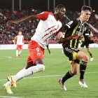 Alejandro Francés marcando a Umar Sadiq.