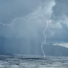 Imagen de un rayo impactando en Santa María del Águila durante una tormenta del pasado 29 de abril.
