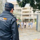 Un agente de la Policía Nacional en la puerta de un instituto.