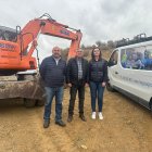 Autoridades municipales y responsable de la empresa (izquierda) en el inicio de los trabajos.