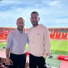 El futbolista colombiano del Almería con Juanlu, uno de sus representantes. El otro es Luis Alonso.