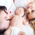 Imagen de una familia con un recién nacido.