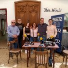 El alcalde junto a participantes de la recreación y los presentadores de la SER.