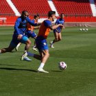 Luis Suárez presiona al lateral Pubill.