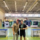 Brayan junto a su padre en el Pabellón de Motril