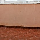 Una terraza de Albox este lunes en la que se puede apreciar el granizo durante la precipitación.