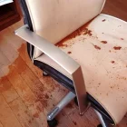 Estado en el que quedó la silla y el suelo del despacho del teniente de alcalde.