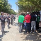 Migrantes protestan frente a la Comisaría de Policía Nacional en Almería.