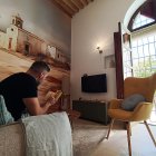 Lorente leyendo un libro en el salón de la casa en la que vivió Lorca y que ha convertido en un precioso alojamiento tematizado sobre el poeta.