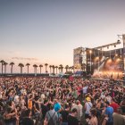 El recinto de The Juergas Rock se encuentra junto a la playa y el Paseo Marítimo de Adra.