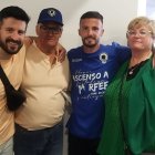 Javi Moreno con la familia festejando el ascenso del Hércules CF a Primera RFEF tras ganar al Lleida en el José Rico Pérez.