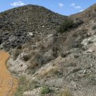 Una de las parcelas contaminadas por el plutonio que permanecen valladas.