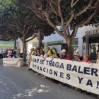 Protesta y pancarta ante la sede provincial de Costas en el Paseo de Almería.