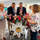 El delegado de Desarrollo Educativo, Francisco Alonso, reparte ramos junto al delegado de Salud, Juan de la Cruz.