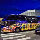El autobús del Barcelona en el aeropuerto de Almería la pasada temporada.