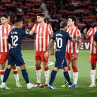 Los rojiblancos saludan a los jugadores del Atlético de Madrid.