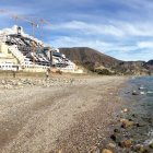 Imagen de la Playa del Algarrobico con el hotel de fondo.
