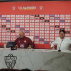 Pepe Mel y Juanjo Moreno en la sala de prensa del Estadio de los juegos Mediterráneos.