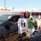 Jonathan Viera y el fan posando con la camiseta que le acabaría regalando al canario.