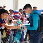 Robert Lewandowski firmando a los fieles del Barça.