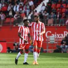 Leo Baptistao consuela a Ramazani tras ser expulsado ante el Villarreal.