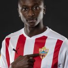 Sadiq señala el escudo del Almería.