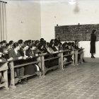 Un aula del Instituto de Almería en los años 30, durante la II República, cuando se permitió que las clases fueran mixtas; arriba, Albertina Cebrián