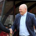 Pepe Mel saludando a Javier Aguirre.