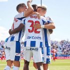 Portillo haciendo piña tras un gol del Leganés al Sporting.