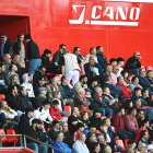 Seguidores del Almería abandonando su butaca con el partido en juego.