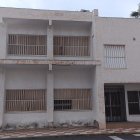 Estado actual de las aulas junto a la biblioteca, uno de los espacios que se proponen adecentar en Las Marinas.