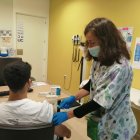 Imagen de archivo de una enfermera vacunando a un joven andaluz contra el papiloma humano.