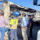 El alcalde del Ejido junto al concejal de Agricultura y bomberos ante el siniestro.