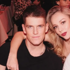 Miguel Bernardeau y Ester Expósito