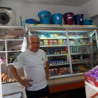 Luis, feliz en su tienda de El Zapillo.