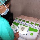 Máquina para la congelación de óvulos. Foto de archivo.