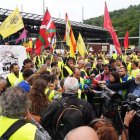 Miembros de organizaciones de agricultores ofrecen declaraciones a los medios durante una protesta en la frontera entre España y Francia.