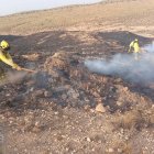 Efectivos del Infoca trabajan en el incendio de Níjar.