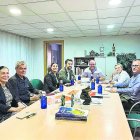 Reunión entre comerciantes, hosteleros y representantes municipales para hablar del cuidado del centro