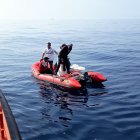 Imagen de archivo de una patera rescatada en aguas de las costa de Almería.