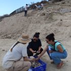 La edil e investigadores supervisando restos cerámicos encontrados.