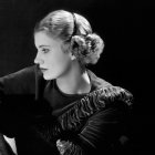 Lee Miller, autorretrato con diadema, Nueva York, 1932. Foto: © Lee Miller Archives.
