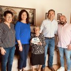 María Alonso junto a familia y autoridades en una imagen difundida por el Ayuntamiento.