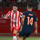 Adri Embarba y José Luis Gayá en el partido Almería-Valencia en el Mediterráneo.