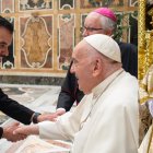 A la izquierda, Benavides Fernández con el Papa Francisco; a la derecha, en el Santuario de la Virgen del Mar.