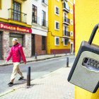 Foto de archivo de la entrada de un piso de alquiler turístico