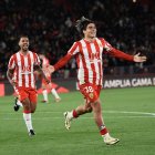 Luka Romero celebrando con Jonathan Viera su segundo gol al Atlético de Madrid.